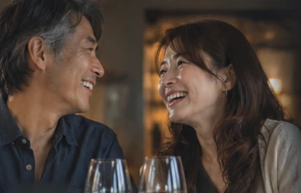 向かい合って会話を楽しむ大人の二人