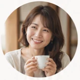 カフェで会話を楽しむ女性