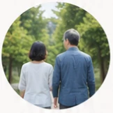 緑の中を並んで歩く二人
